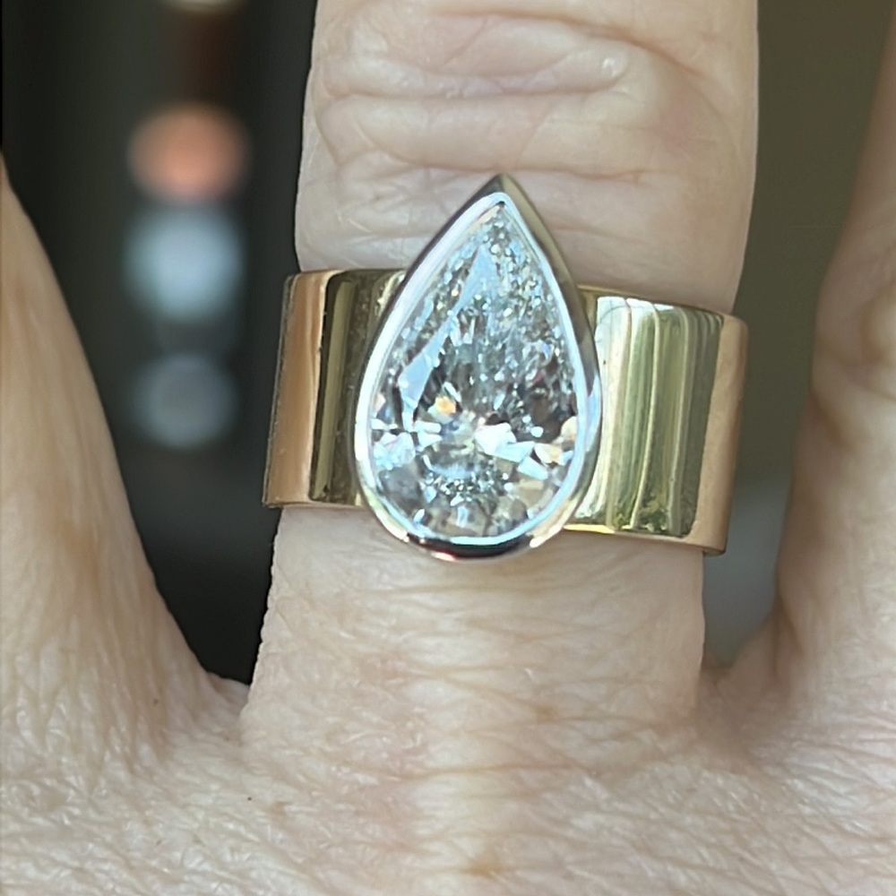 SOLD.   gold and 3.2 carat pear-shaped diamond. - Picture 9 of 11